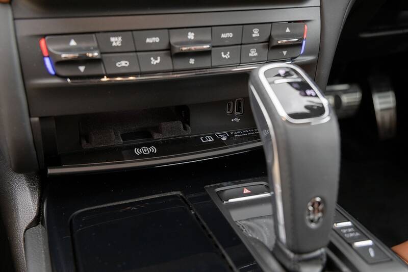 イタリアの名門・マセラティの最速セダン「ギブリ トロフェオ」の速さは芸術的だ