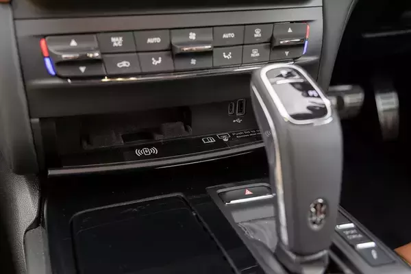 「イタリアの名門・マセラティの最速セダン「ギブリ トロフェオ」の速さは芸術的だ」の画像