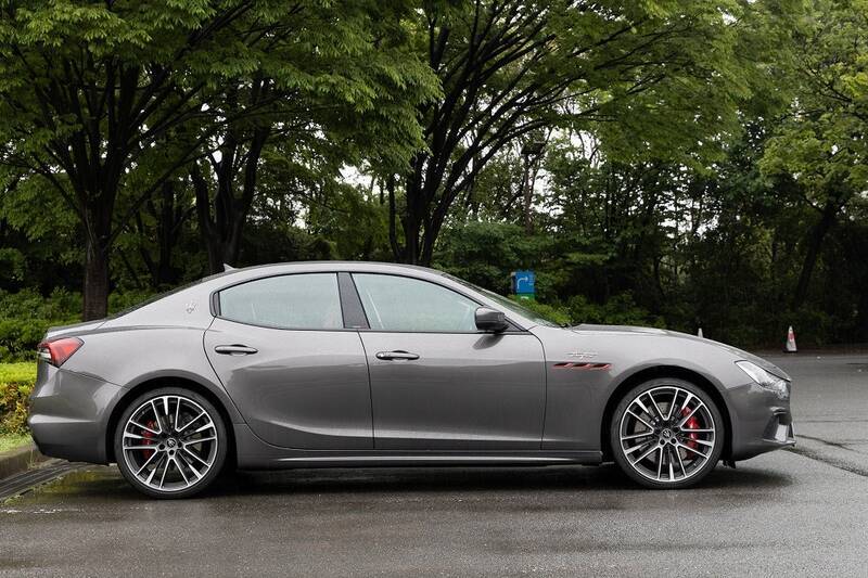 イタリアの名門・マセラティの最速セダン「ギブリ トロフェオ」の速さは芸術的だ