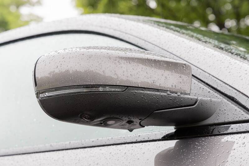 イタリアの名門・マセラティの最速セダン「ギブリ トロフェオ」の速さは芸術的だ