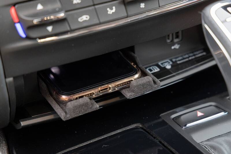 イタリアの名門・マセラティの最速セダン「ギブリ トロフェオ」の速さは芸術的だ