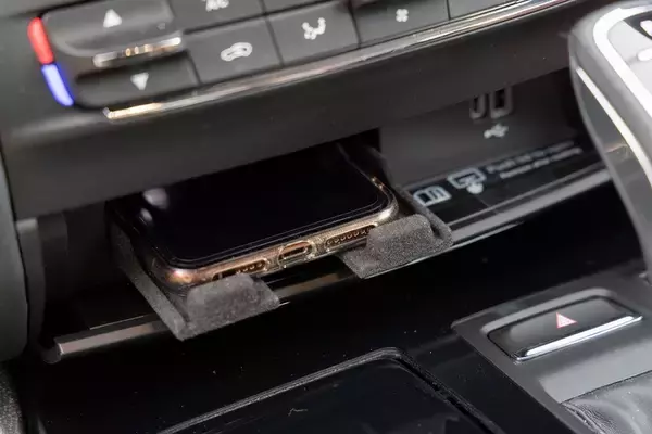 「イタリアの名門・マセラティの最速セダン「ギブリ トロフェオ」の速さは芸術的だ」の画像