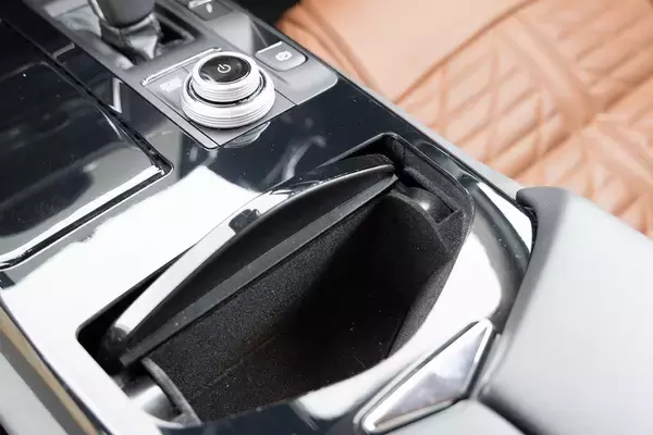 「イタリアの名門・マセラティの最速セダン「ギブリ トロフェオ」の速さは芸術的だ」の画像