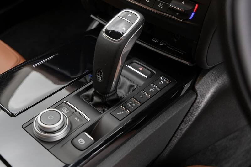 イタリアの名門・マセラティの最速セダン「ギブリ トロフェオ」の速さは芸術的だ