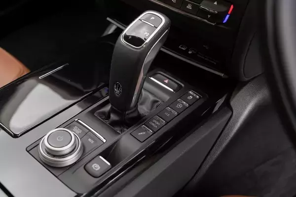 「イタリアの名門・マセラティの最速セダン「ギブリ トロフェオ」の速さは芸術的だ」の画像