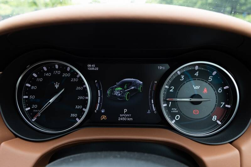 イタリアの名門・マセラティの最速セダン「ギブリ トロフェオ」の速さは芸術的だ