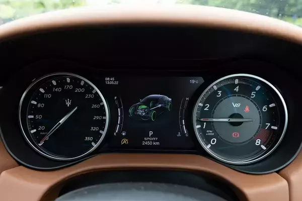 「イタリアの名門・マセラティの最速セダン「ギブリ トロフェオ」の速さは芸術的だ」の画像