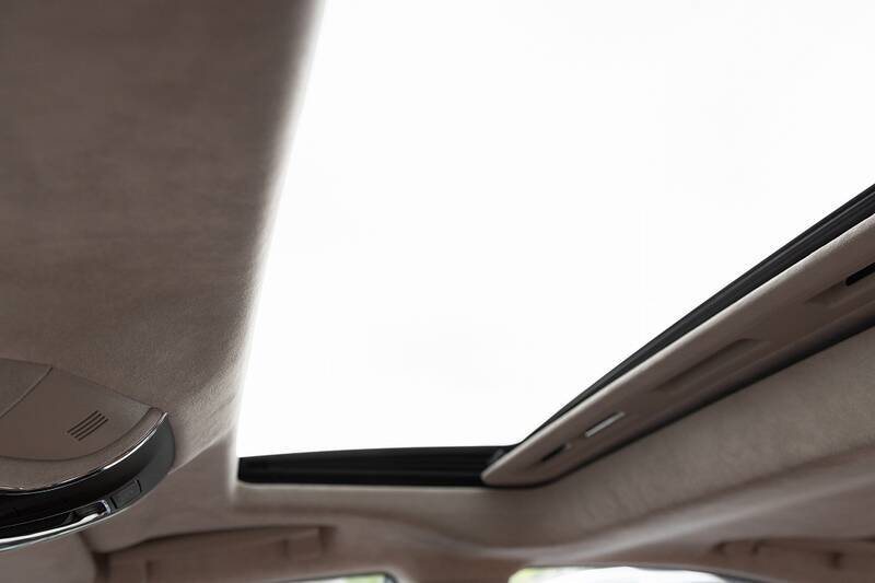 イタリアの名門・マセラティの最速セダン「ギブリ トロフェオ」の速さは芸術的だ