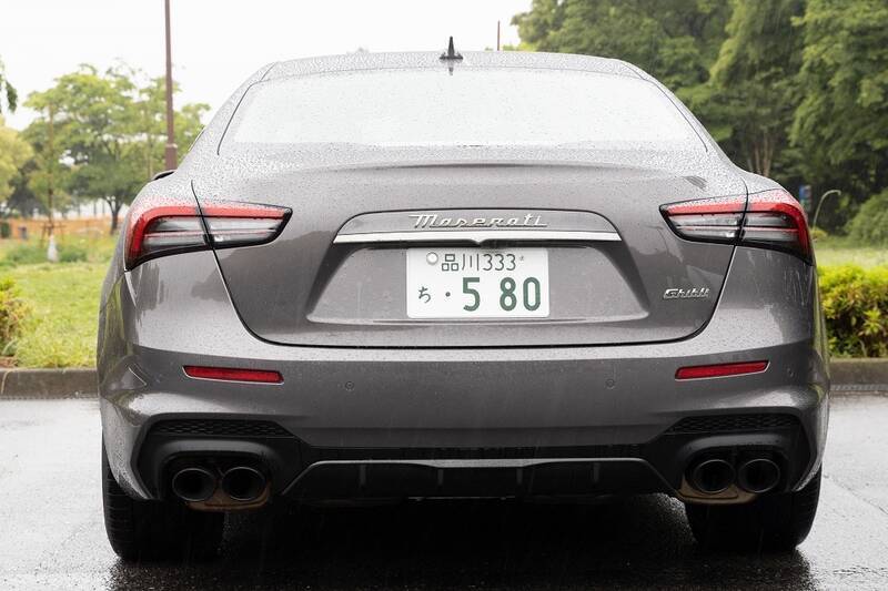 イタリアの名門・マセラティの最速セダン「ギブリ トロフェオ」の速さは芸術的だ