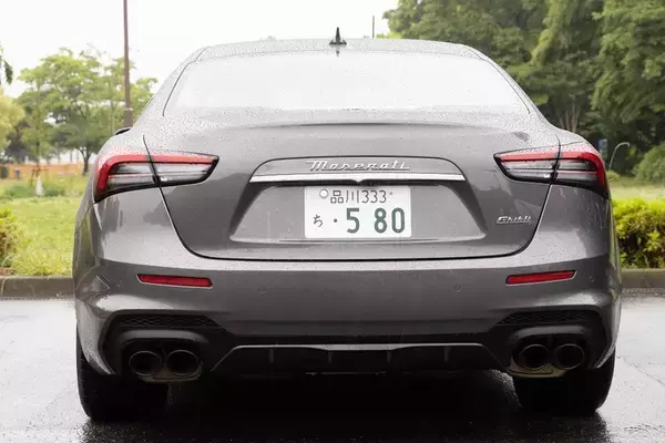 「イタリアの名門・マセラティの最速セダン「ギブリ トロフェオ」の速さは芸術的だ」の画像