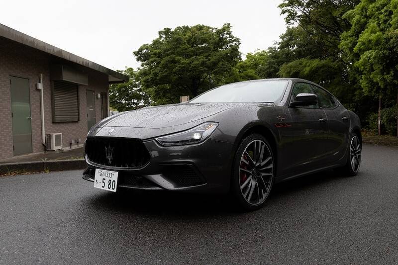 イタリアの名門・マセラティの最速セダン「ギブリ トロフェオ」の速さは芸術的だ