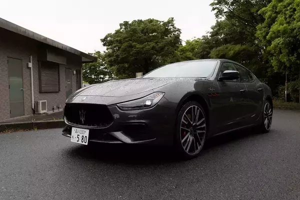 「イタリアの名門・マセラティの最速セダン「ギブリ トロフェオ」の速さは芸術的だ」の画像