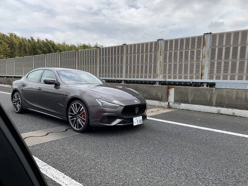 イタリアの名門・マセラティの最速セダン「ギブリ トロフェオ」の速さは芸術的だ