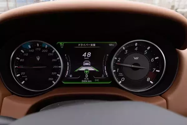 「イタリアの名門・マセラティの最速セダン「ギブリ トロフェオ」の速さは芸術的だ」の画像