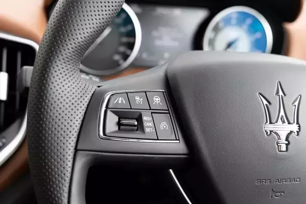 「イタリアの名門・マセラティの最速セダン「ギブリ トロフェオ」の速さは芸術的だ」の画像