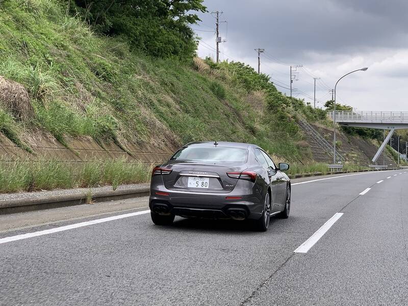 イタリアの名門・マセラティの最速セダン「ギブリ トロフェオ」の速さは芸術的だ