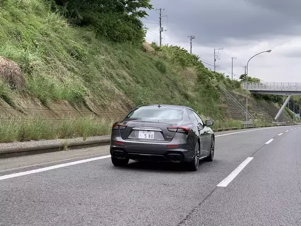 「イタリアの名門・マセラティの最速セダン「ギブリ トロフェオ」の速さは芸術的だ」の画像