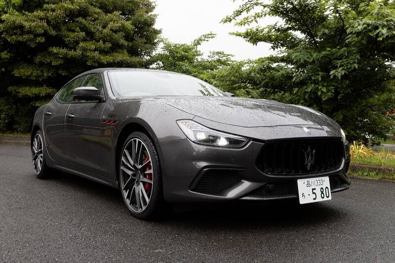 イタリアの名門・マセラティの最速セダン「ギブリ トロフェオ」の速さは芸術的だ