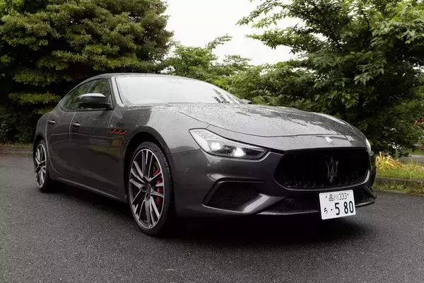 「イタリアの名門・マセラティの最速セダン「ギブリ トロフェオ」の速さは芸術的だ」の画像