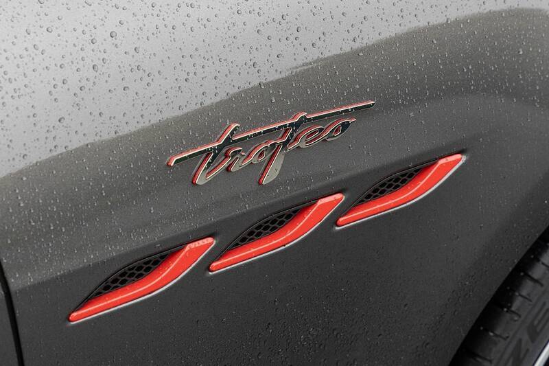 イタリアの名門・マセラティの最速セダン「ギブリ トロフェオ」の速さは芸術的だ