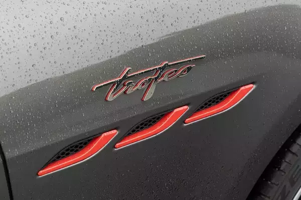 「イタリアの名門・マセラティの最速セダン「ギブリ トロフェオ」の速さは芸術的だ」の画像