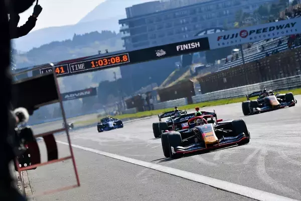 「スーパーフォーミュラ広報大使の日向坂46・富田鈴花さんが着るレーシングスーツがガチだった！」の画像