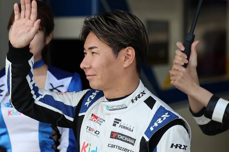 スーパーフォーミュラ広報大使の日向坂46・富田鈴花さんが着るレーシングスーツがガチだった！