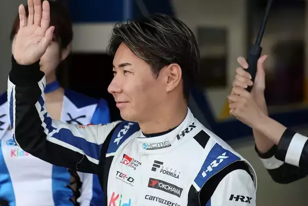 「スーパーフォーミュラ広報大使の日向坂46・富田鈴花さんが着るレーシングスーツがガチだった！」の画像