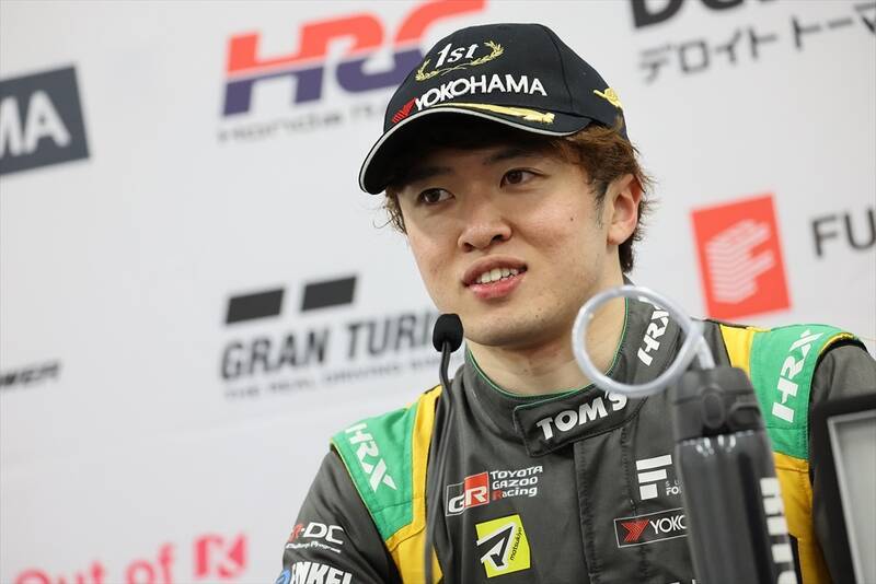 スーパーフォーミュラ広報大使の日向坂46・富田鈴花さんが着るレーシングスーツがガチだった！