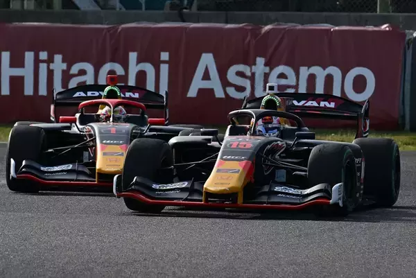 「スーパーフォーミュラ広報大使の日向坂46・富田鈴花さんが着るレーシングスーツがガチだった！」の画像