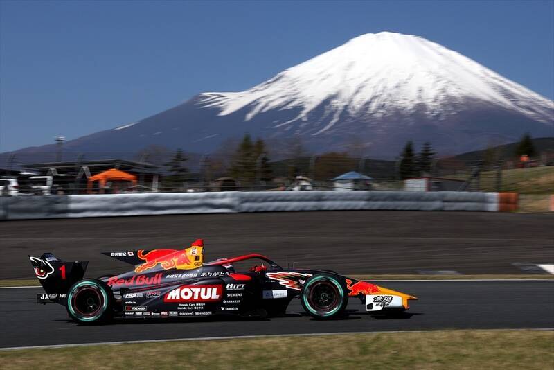 スーパーフォーミュラ広報大使の日向坂46・富田鈴花さんが着るレーシングスーツがガチだった！