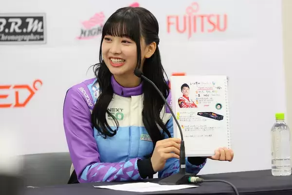 「スーパーフォーミュラ広報大使の日向坂46・富田鈴花さんが着るレーシングスーツがガチだった！」の画像