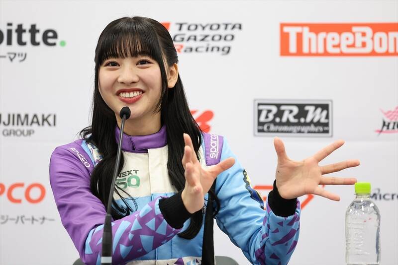 スーパーフォーミュラ広報大使の日向坂46・富田鈴花さんが着るレーシングスーツがガチだった！