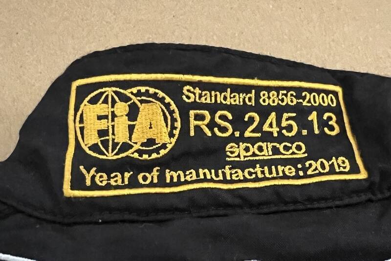 スーパーフォーミュラ広報大使の日向坂46・富田鈴花さんが着るレーシングスーツがガチだった！