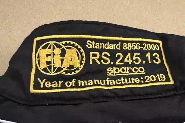 「スーパーフォーミュラ広報大使の日向坂46・富田鈴花さんが着るレーシングスーツがガチだった！」の画像