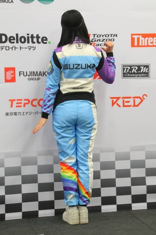スーパーフォーミュラ広報大使の日向坂46・富田鈴花さんが着るレーシングスーツがガチだった！