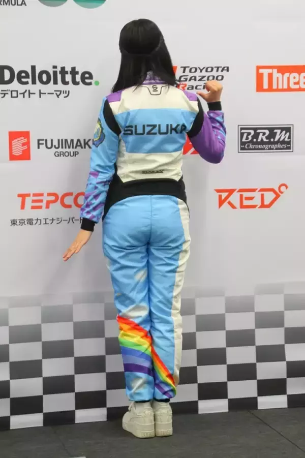 「スーパーフォーミュラ広報大使の日向坂46・富田鈴花さんが着るレーシングスーツがガチだった！」の画像
