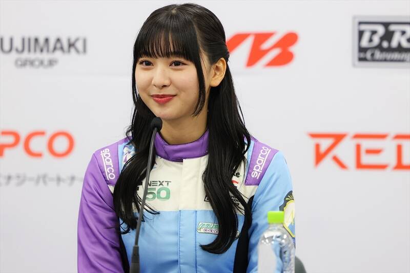 スーパーフォーミュラ広報大使の日向坂46・富田鈴花さんが着るレーシングスーツがガチだった！