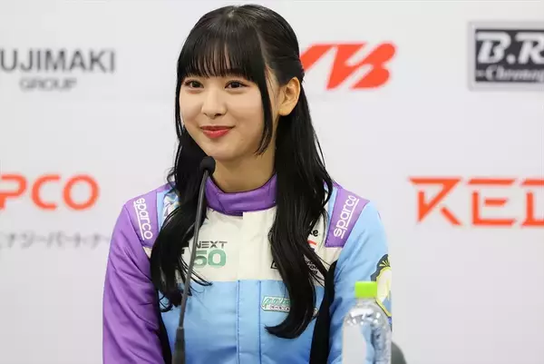 「スーパーフォーミュラ広報大使の日向坂46・富田鈴花さんが着るレーシングスーツがガチだった！」の画像