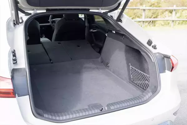 「【最長航続距離846km】アウディ「A6 e-tron」はEVの航続不安を過去にする究極のグランドツアラー」の画像