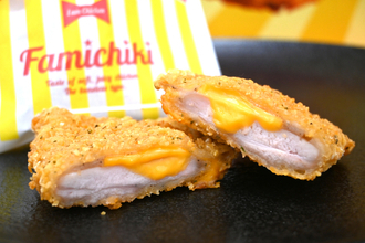 「濃厚チーズinファミチキ」×「さけるチーズ」これは反則では……？めちゃチーズ増しに！