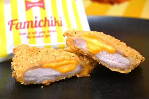 「濃厚チーズinファミチキ」×「さけるチーズ」これは反則では……？めちゃチーズ増しに！