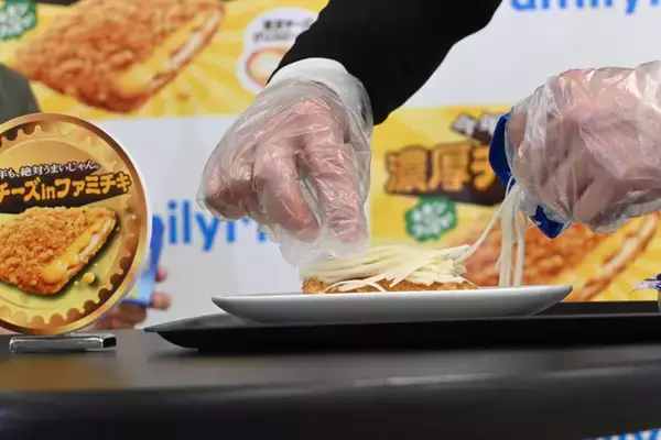 「「濃厚チーズinファミチキ」×「さけるチーズ」これは反則では……？めちゃチーズ増しに！」の画像