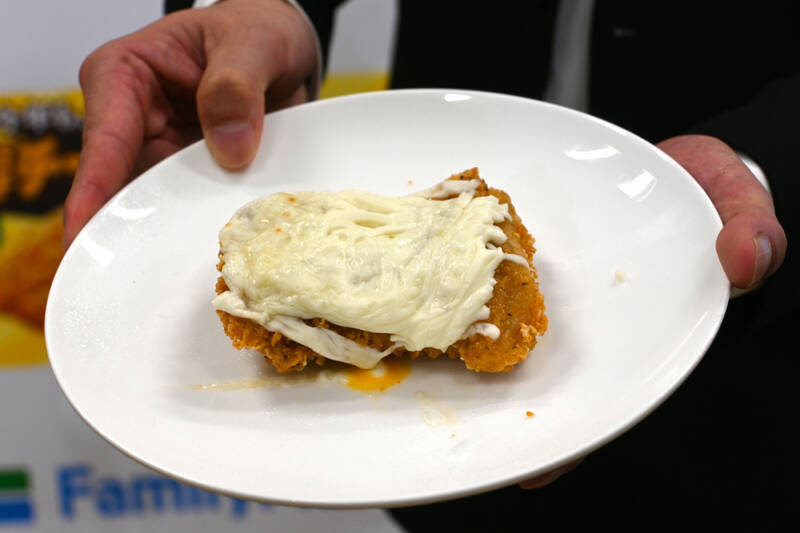 「濃厚チーズinファミチキ」×「さけるチーズ」これは反則では……？めちゃチーズ増しに！