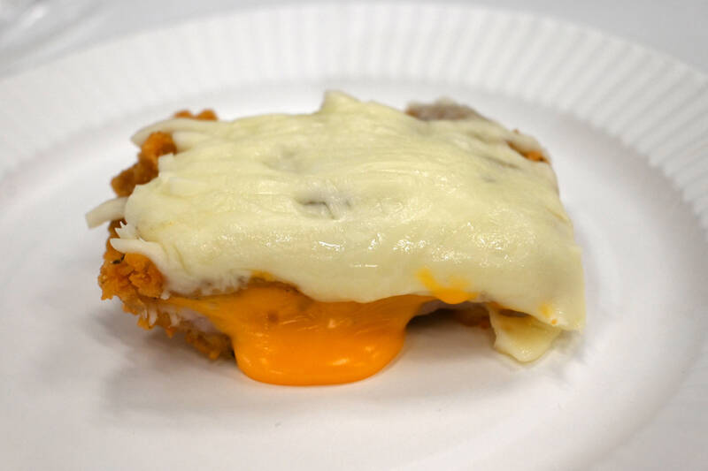 「濃厚チーズinファミチキ」×「さけるチーズ」これは反則では……？めちゃチーズ増しに！