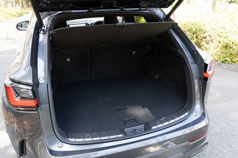 レクサスのSUV「NX450h＋」は高い走行性能とオシャレなデザインでずっと走り続けたくなるクルマ