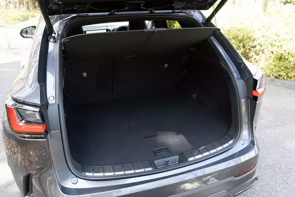 「レクサスのSUV「NX450h＋」は高い走行性能とオシャレなデザインでずっと走り続けたくなるクルマ」の画像