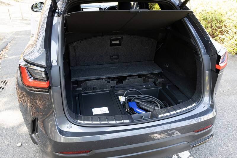 レクサスのSUV「NX450h＋」は高い走行性能とオシャレなデザインでずっと走り続けたくなるクルマ