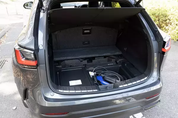 「レクサスのSUV「NX450h＋」は高い走行性能とオシャレなデザインでずっと走り続けたくなるクルマ」の画像