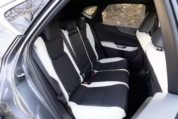 「レクサスのSUV「NX450h＋」は高い走行性能とオシャレなデザインでずっと走り続けたくなるクルマ」の画像